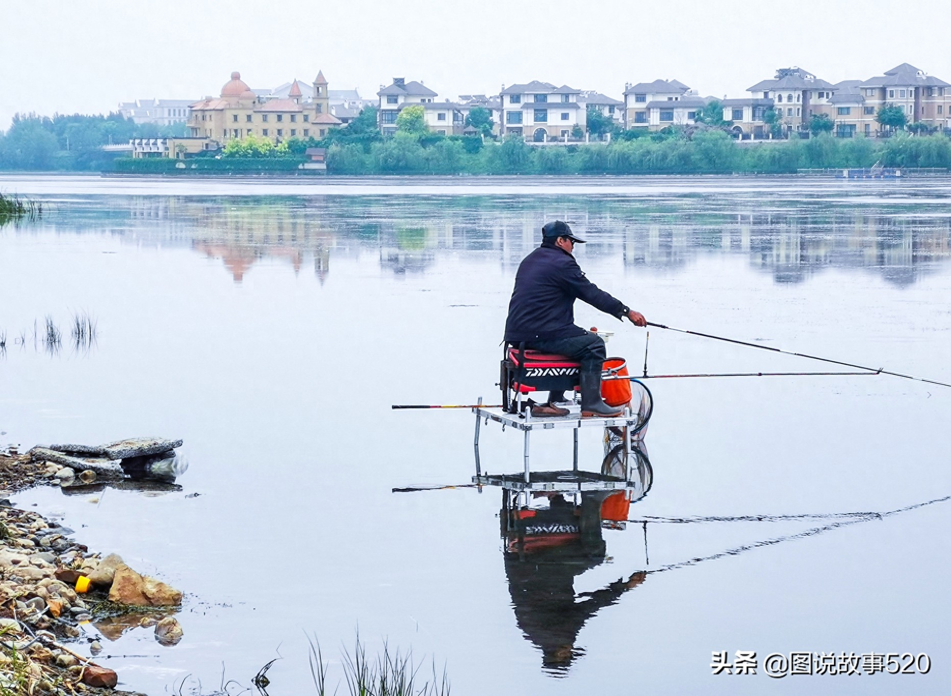 北方水城：4根钢管湖上搭个“钓鱼台”，钓鱼大爷成最厉害大爷