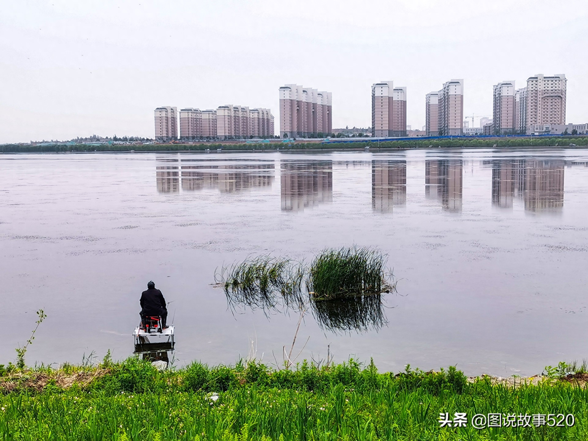 北方水城：4根钢管湖上搭个“钓鱼台”，钓鱼大爷成最厉害大爷